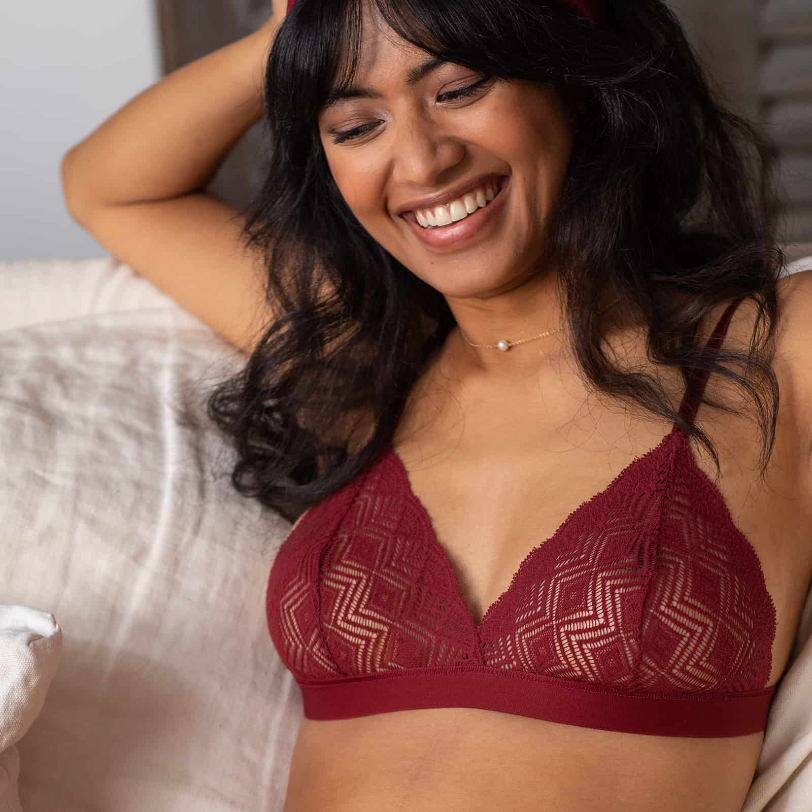 010_059_©Maeva DelacroixOLLY-soutien-gorge-shorty-Dawa-grenat-en-dentelle-recyclee-bandeau-Scrunchie-is-back