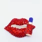 Broche lèvre strass