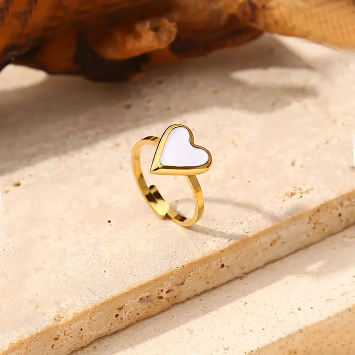 Bague doré cœur nacre