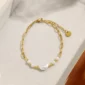 Bracelet chaîne dorée lune et perle