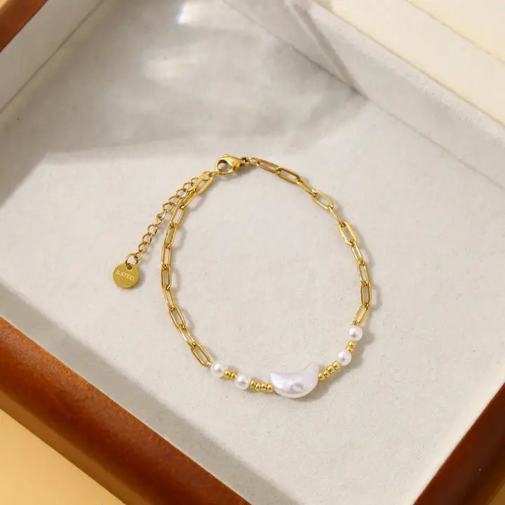 Bracelet chaîne dorée lune et perle 2