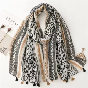 Foulard léopard à pompom