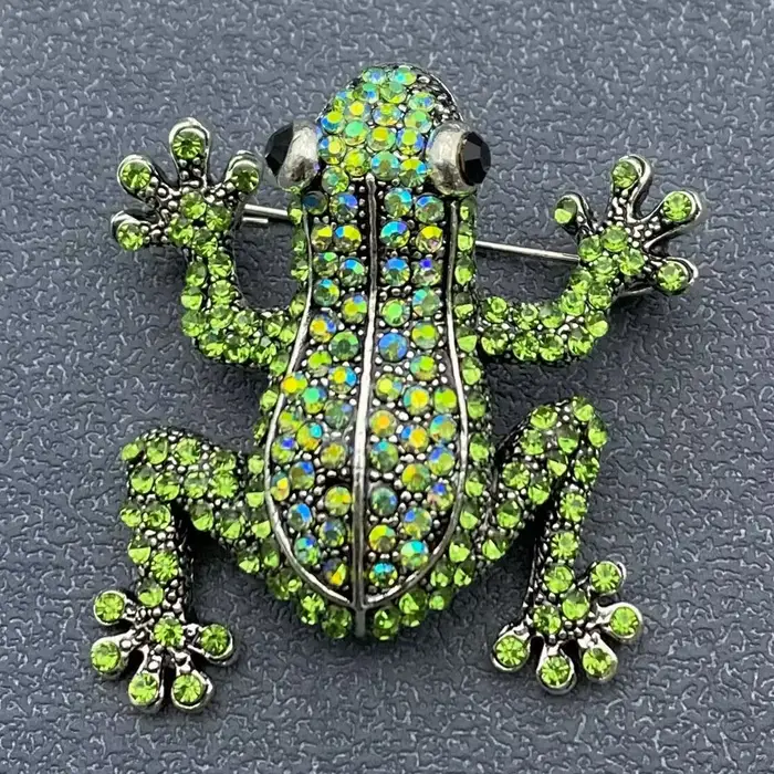 Broche grenouille strass